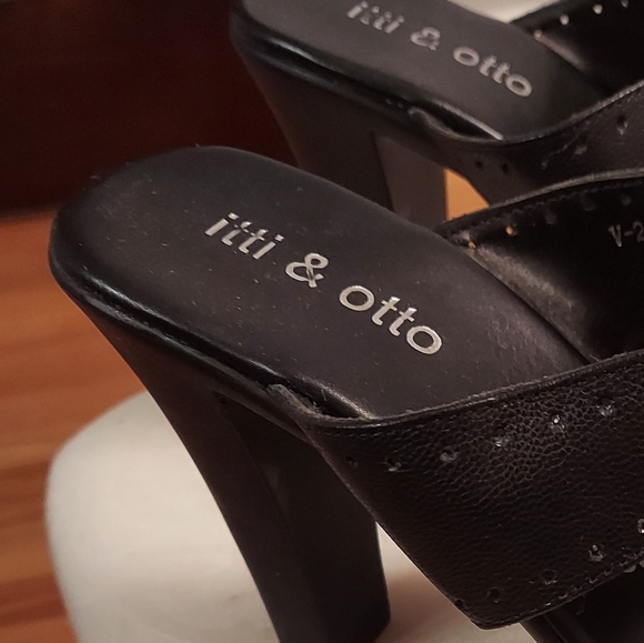 Sandals Size 8 - Picture 6 of 6